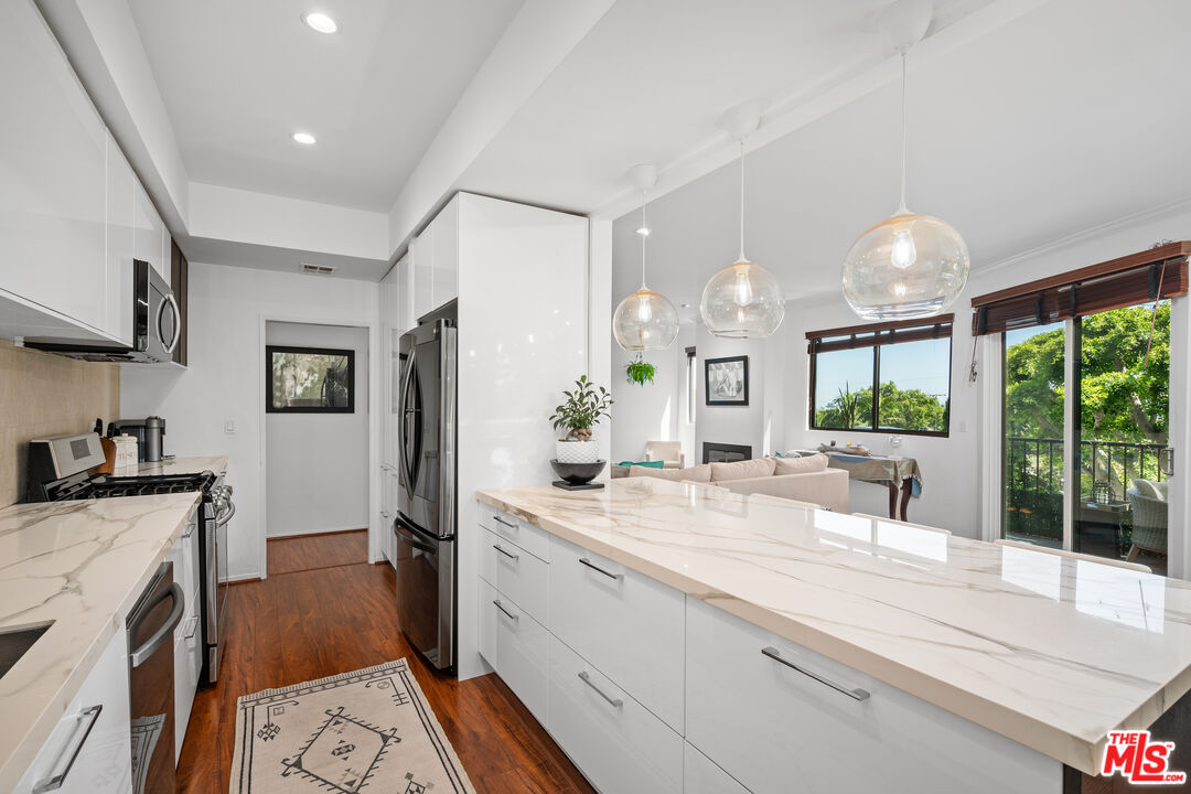 9000 Cynthia St Unit: 201