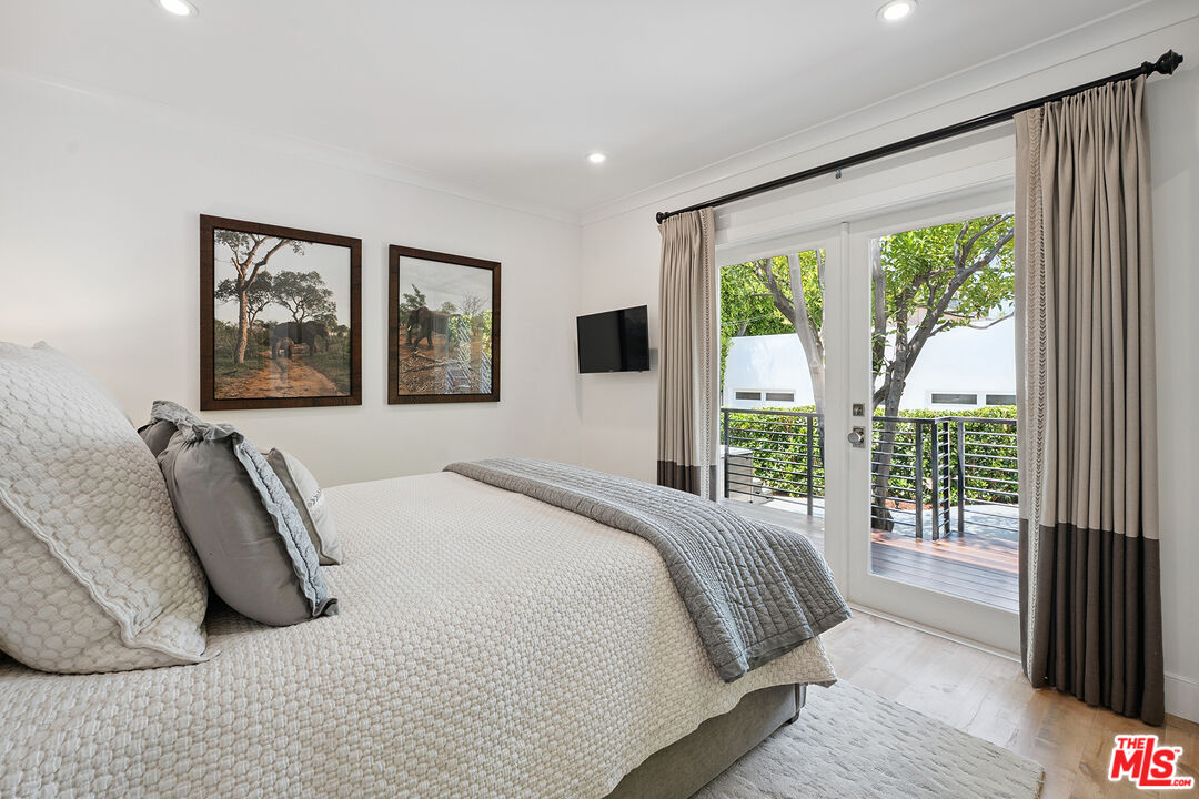 1033 N La Jolla Ave