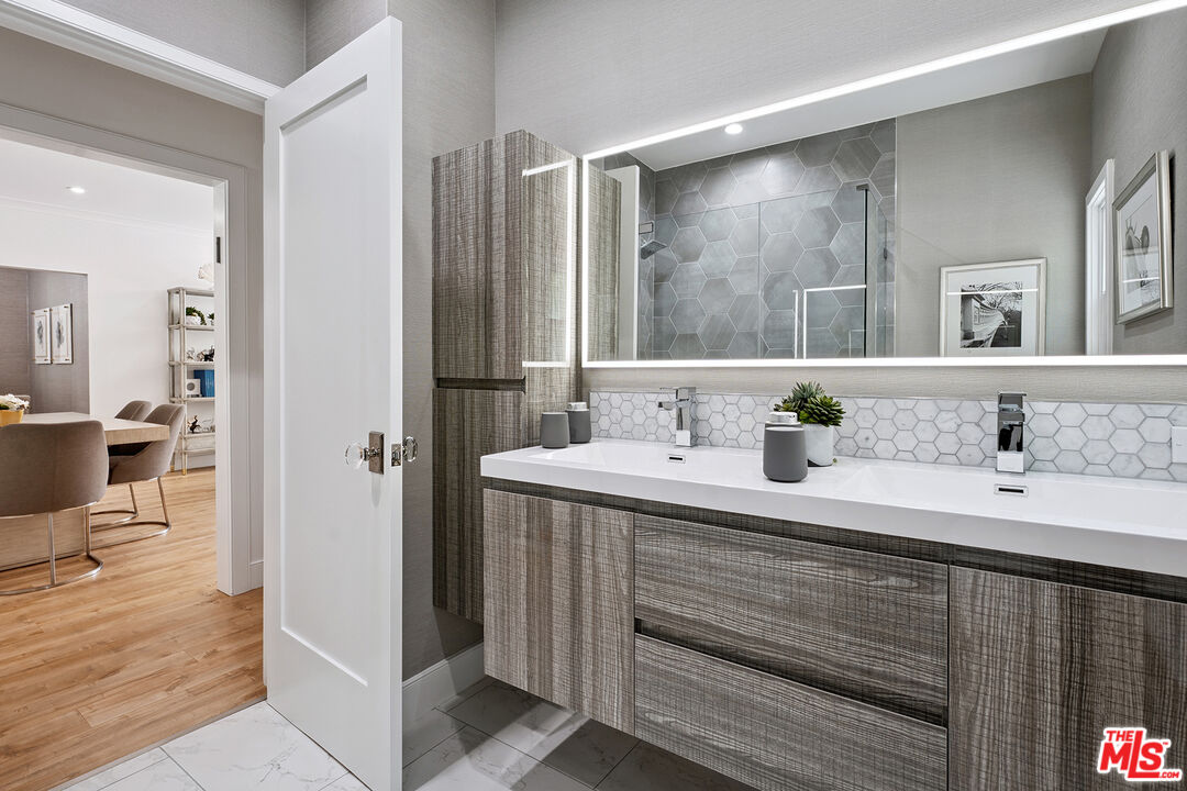 1033 N La Jolla Ave