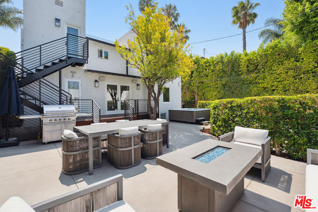 1033 N La Jolla Ave