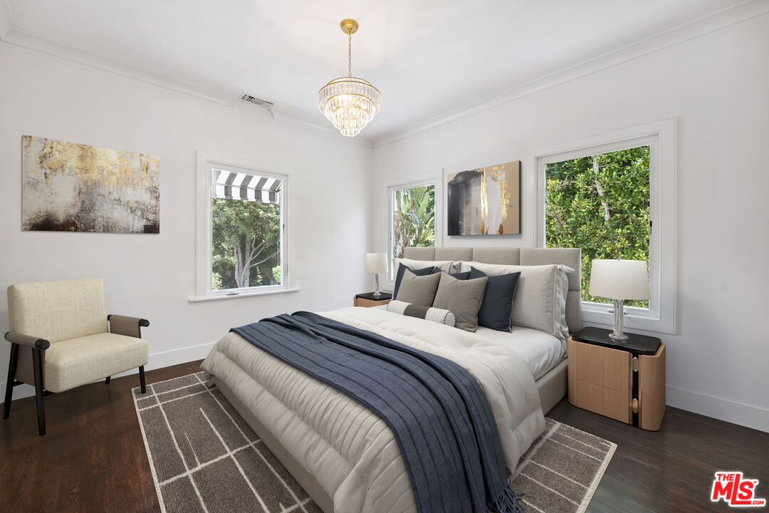 1033 N La Jolla Ave