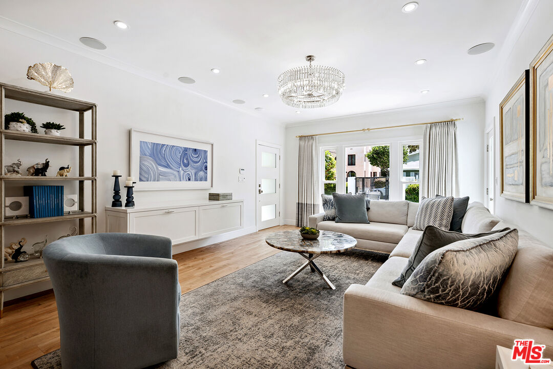 1033 N La Jolla Ave
