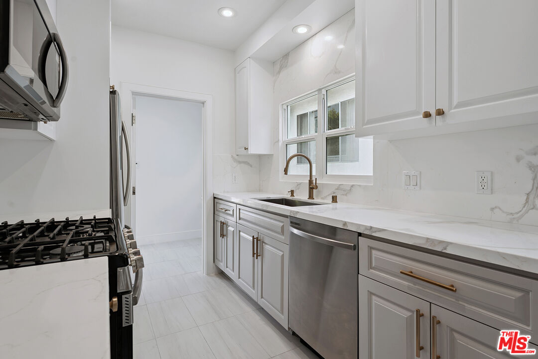 1033 N La Jolla Ave