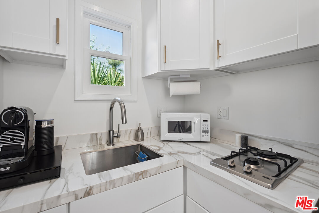 1033 N La Jolla Ave