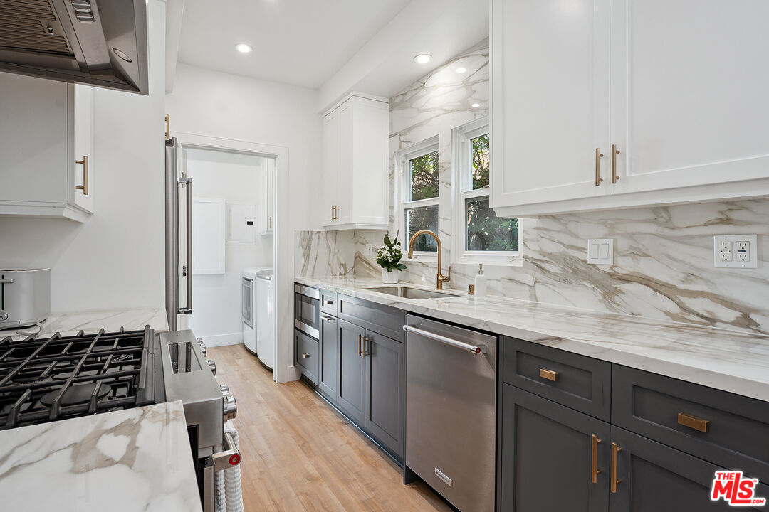 1033 N La Jolla Ave