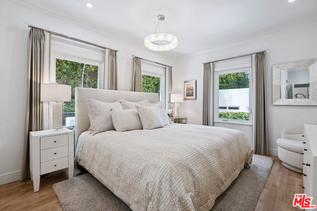 1033 N La Jolla Ave