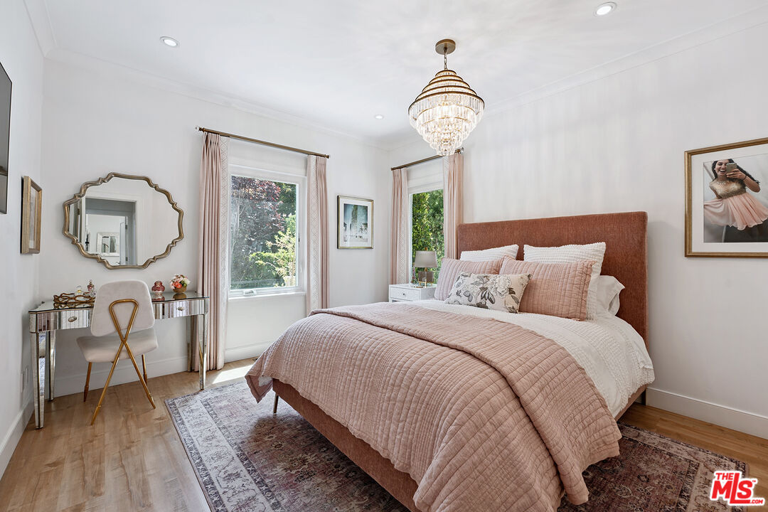 1033 N La Jolla Ave