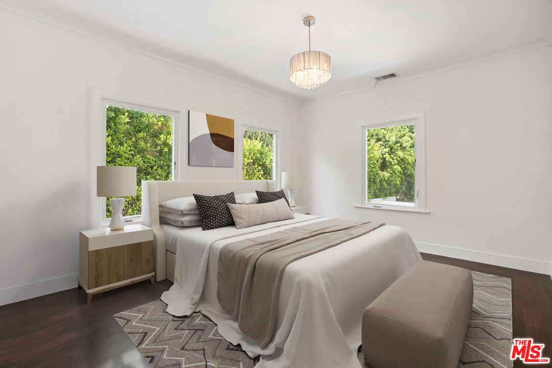 1033 N La Jolla Ave