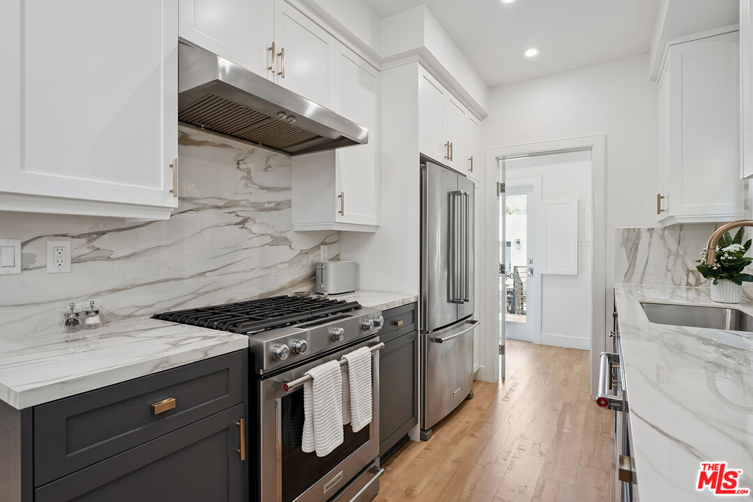 1033 N La Jolla Ave