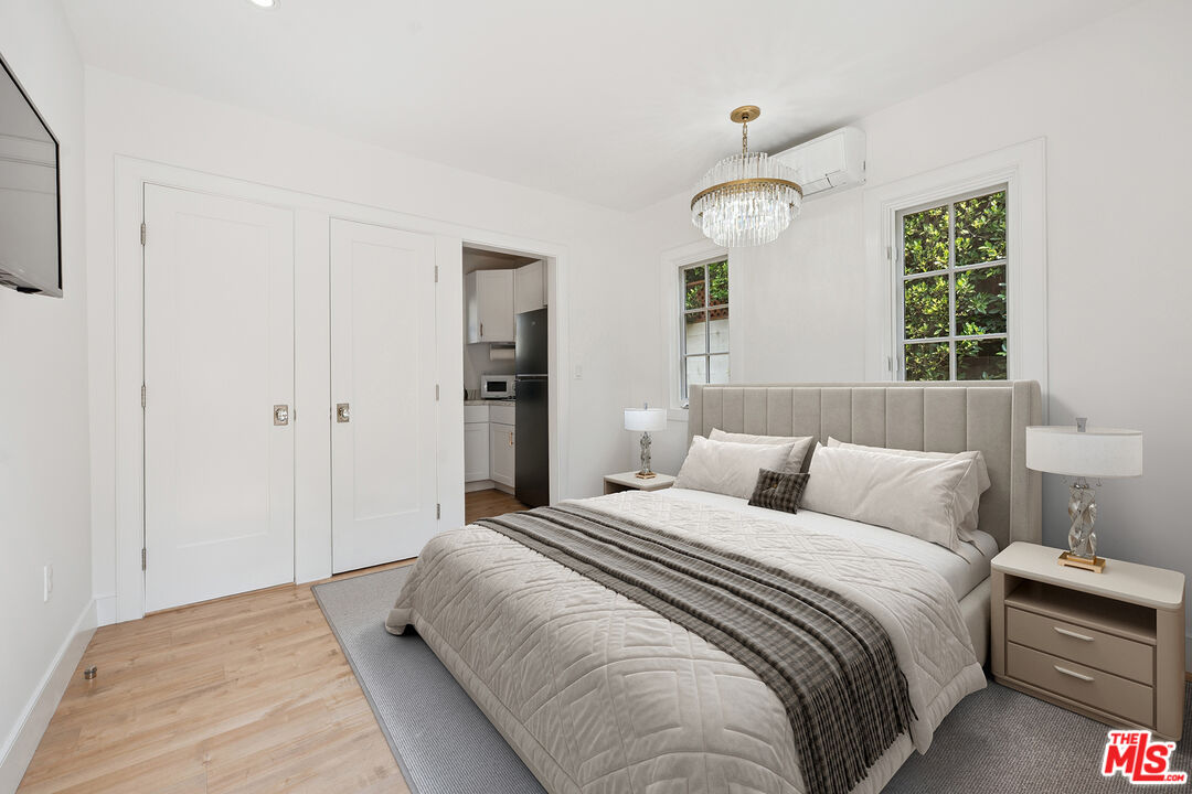 1033 N La Jolla Ave
