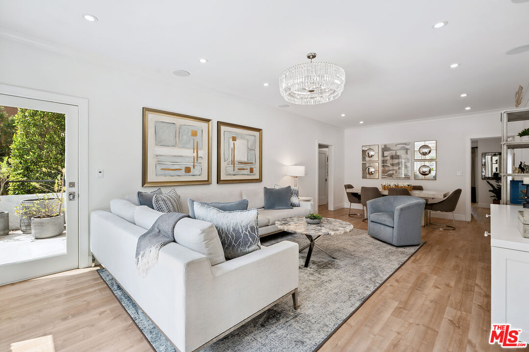 1033 N La Jolla Ave