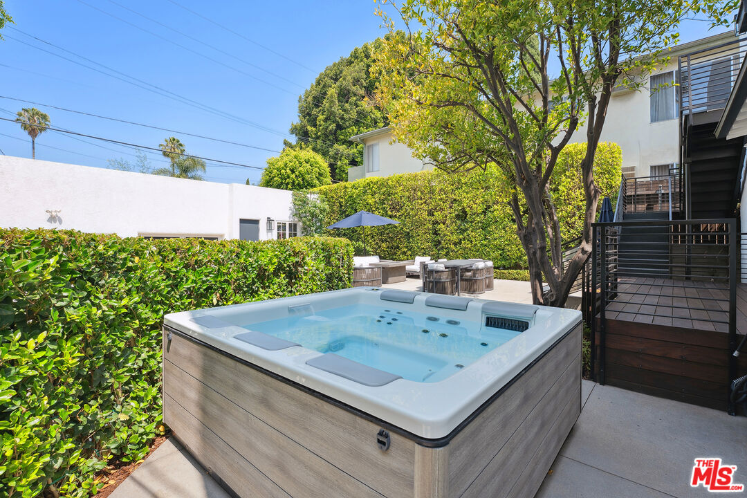 1033 N La Jolla Ave