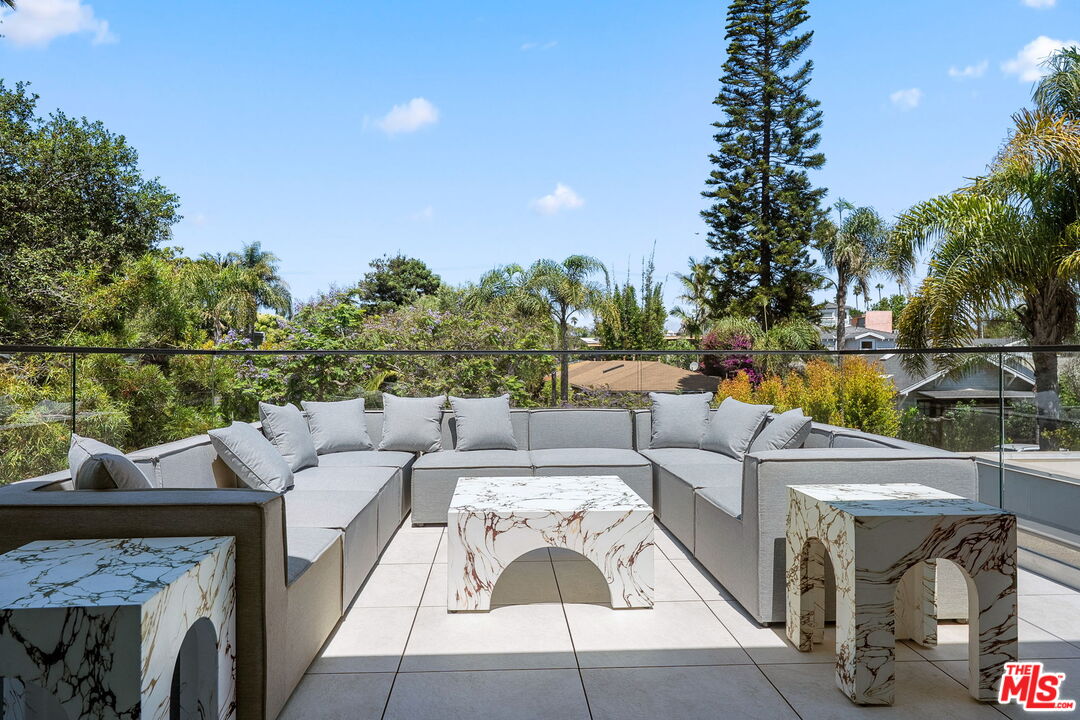 738 Palms Blvd