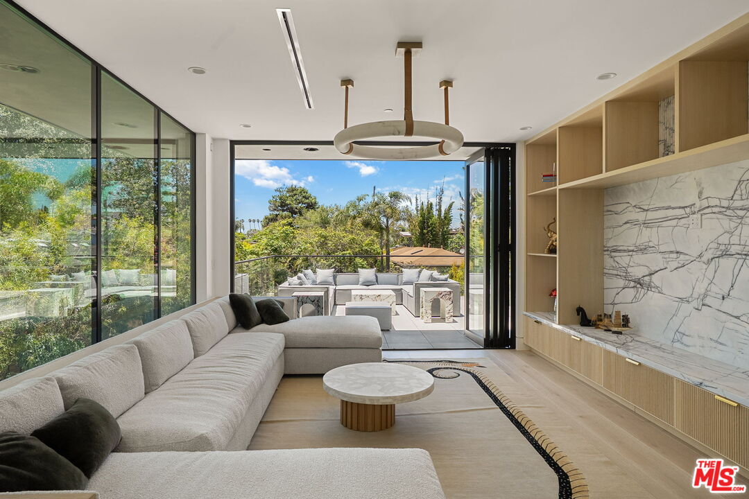 738 Palms Blvd
