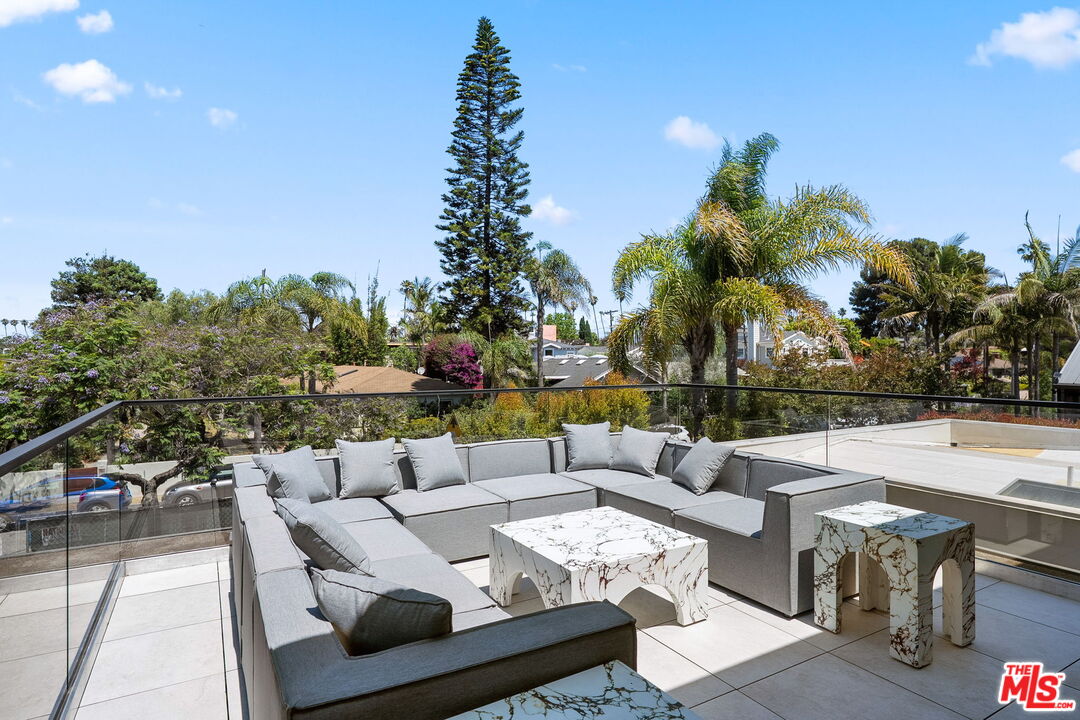 738 Palms Blvd