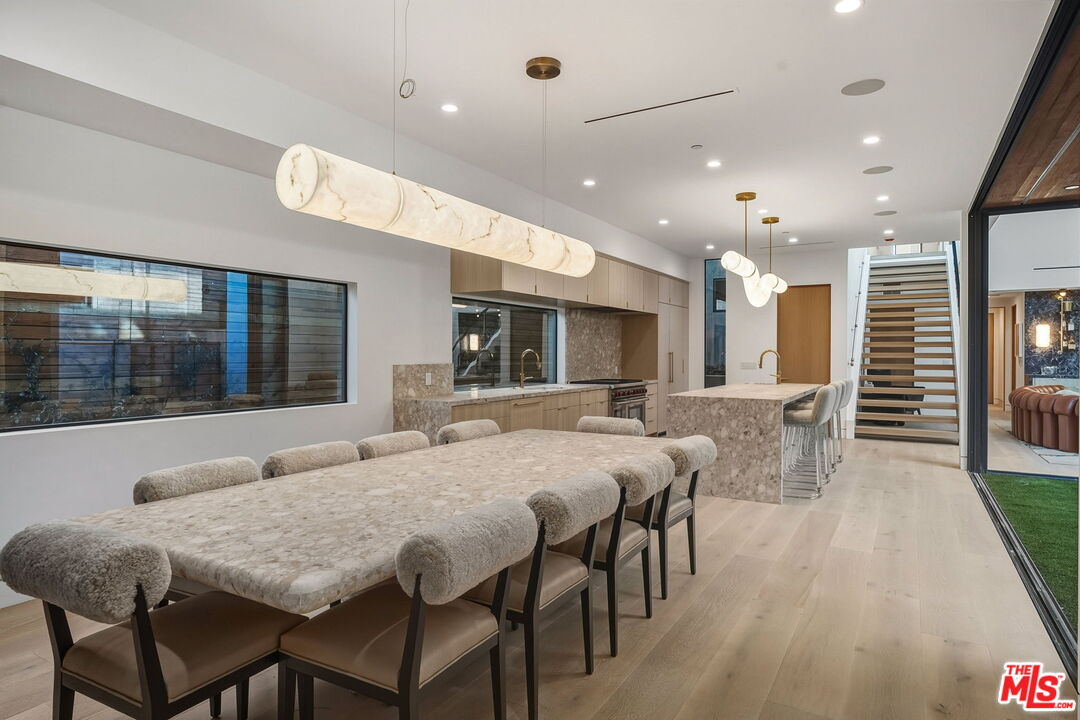 738 Palms Blvd