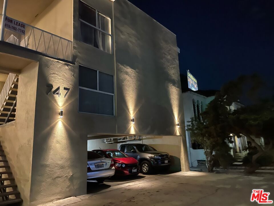 747 S Curson Ave Unit: 4