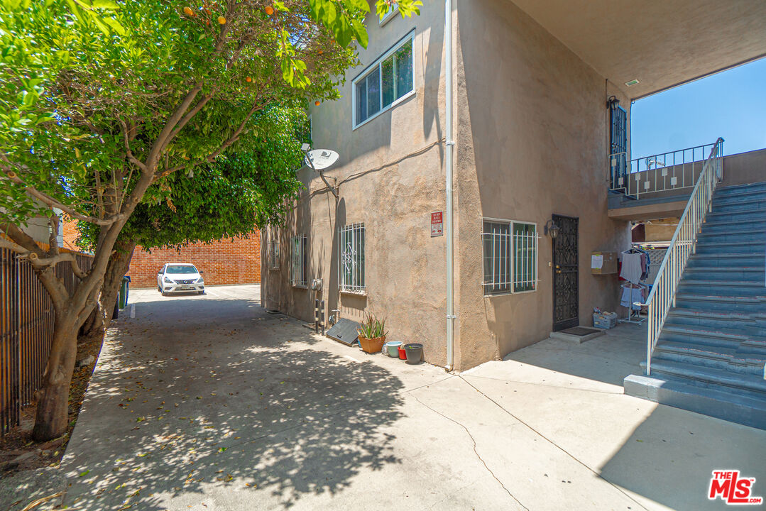 2037 S Burnside Ave