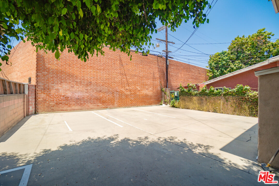2037 S Burnside Ave