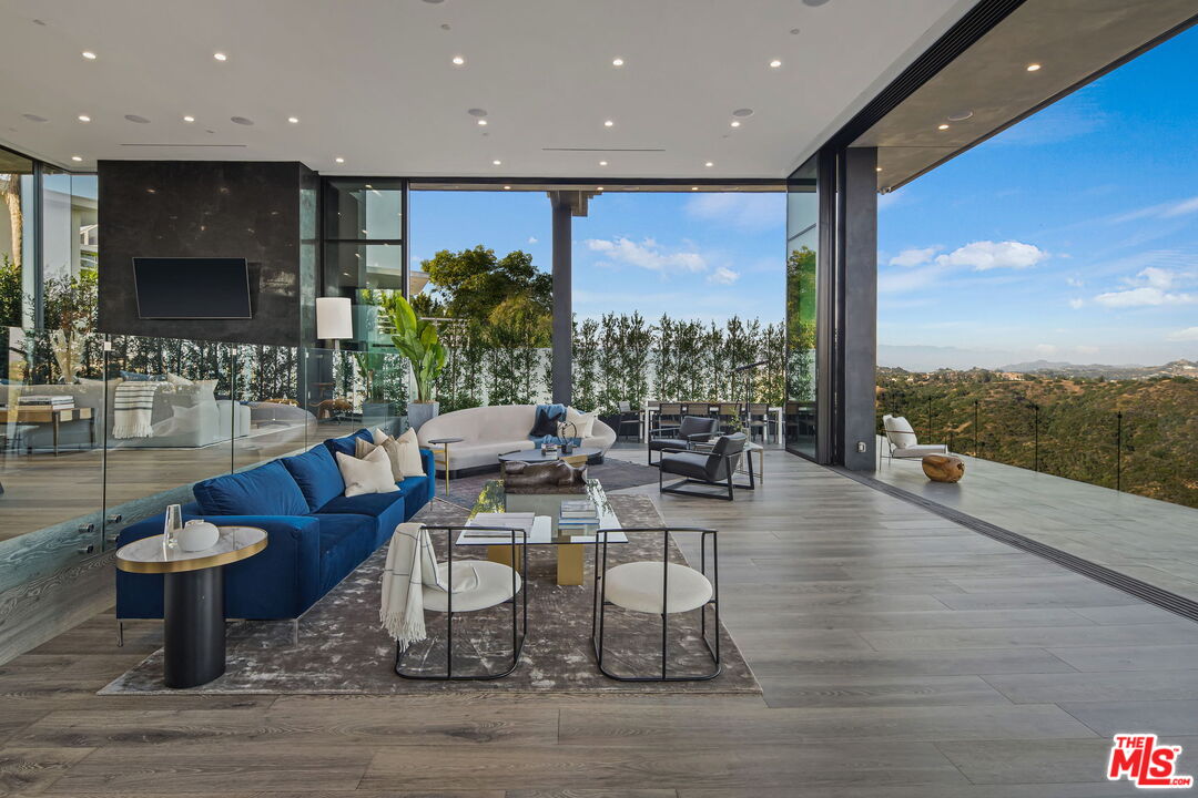 2304 Donella Cir