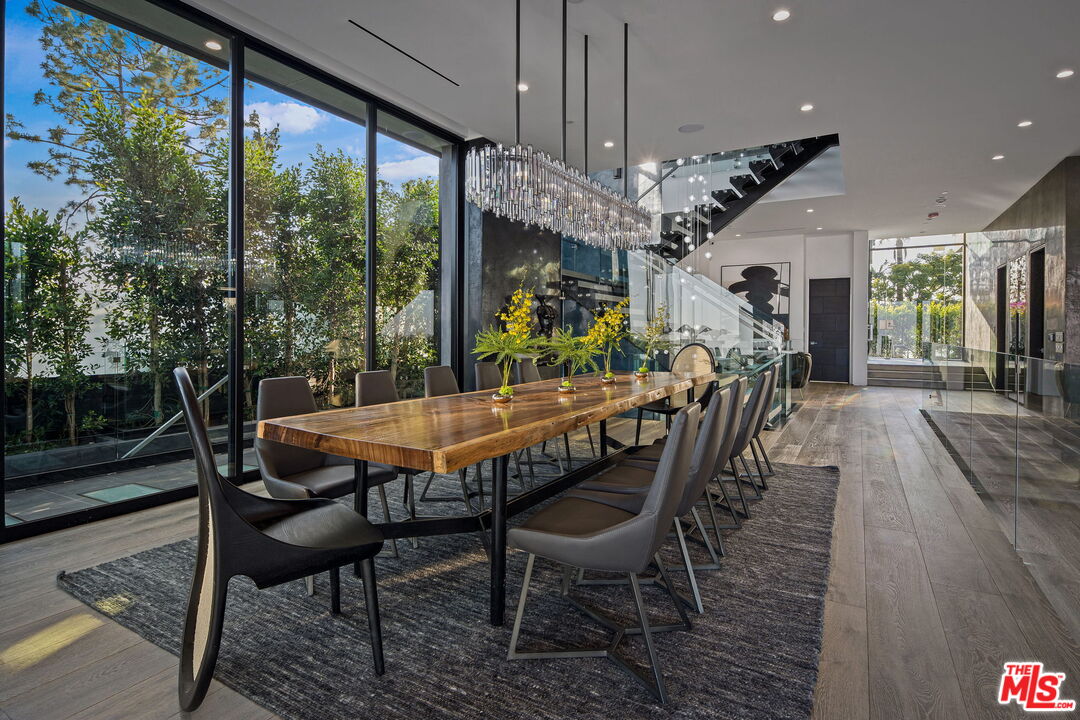 2304 Donella Cir