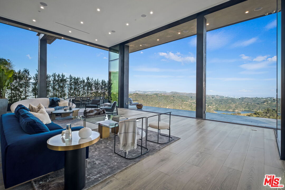 2304 Donella Cir