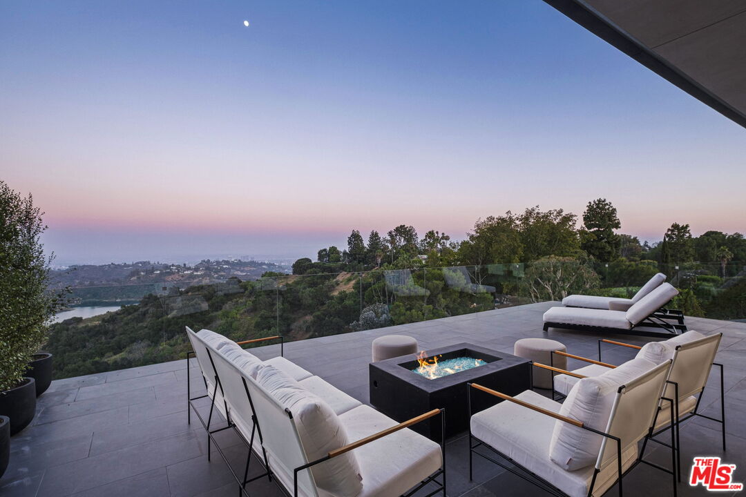 2304 Donella Cir
