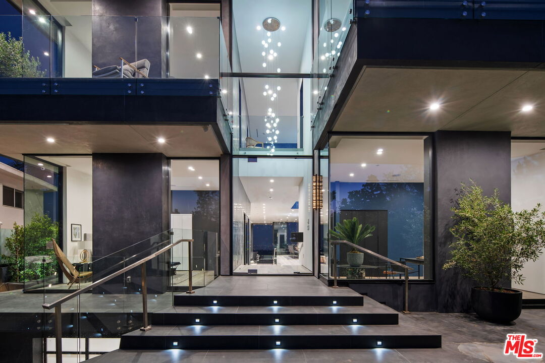 2304 Donella Cir