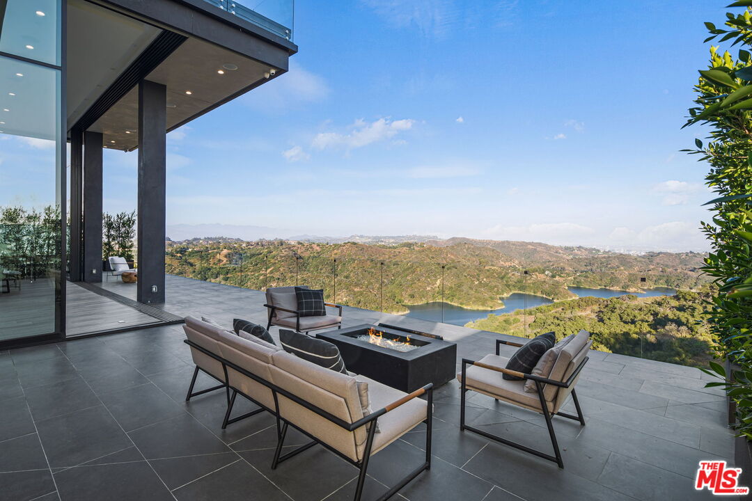 2304 Donella Cir