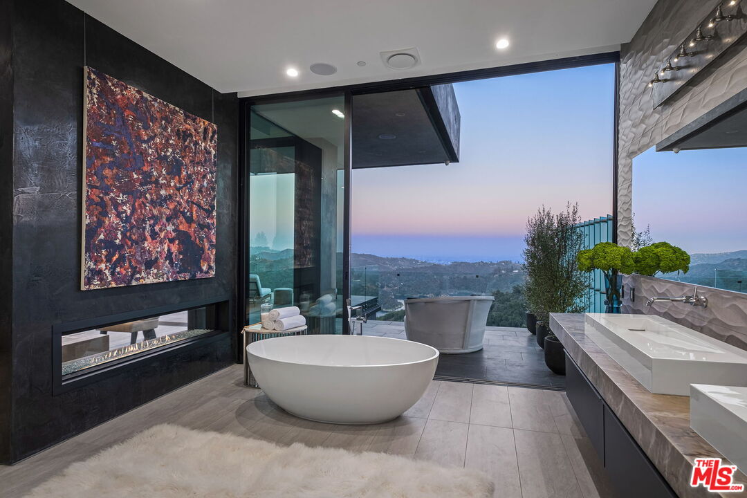 2304 Donella Cir