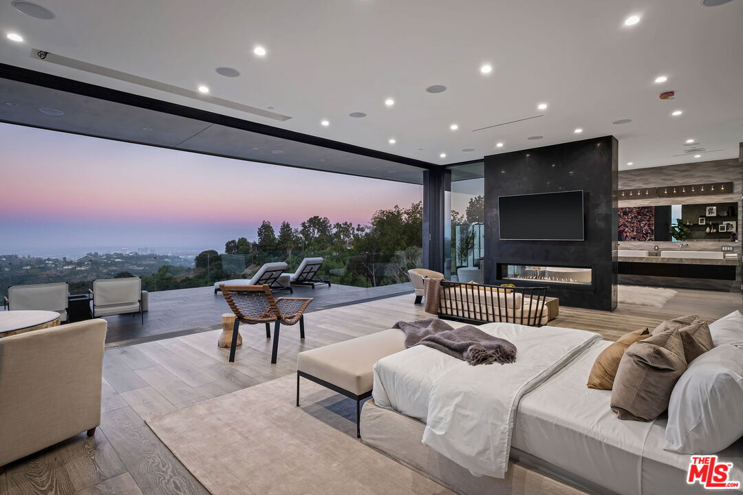 2304 Donella Cir