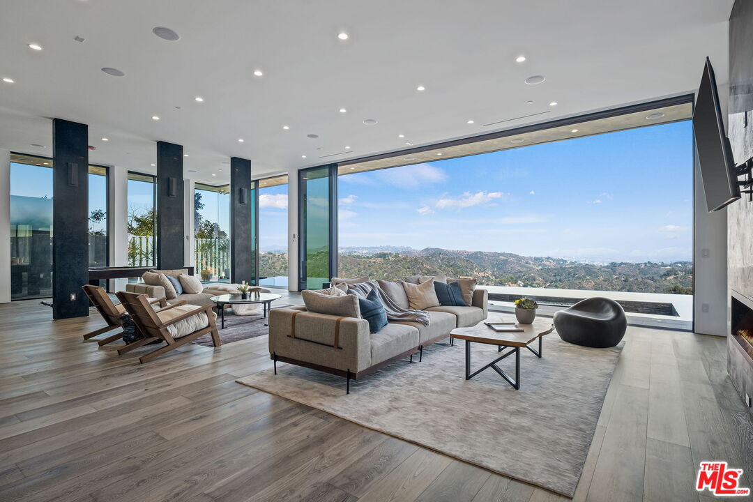 2304 Donella Cir