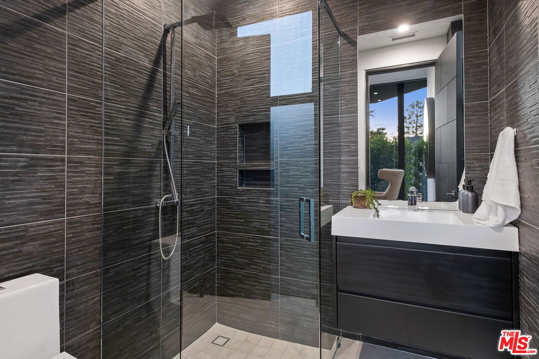 2304 Donella Cir