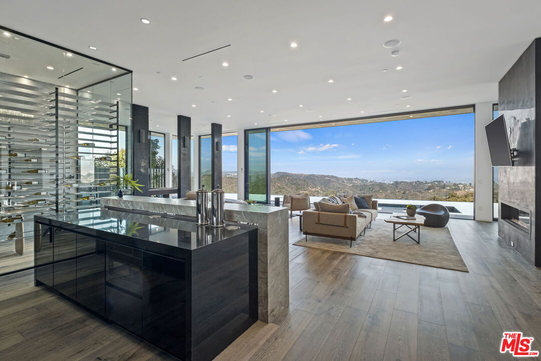 2304 Donella Cir