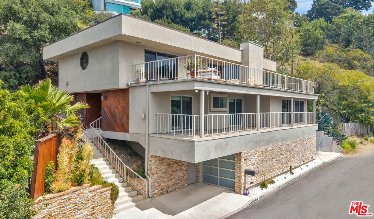 966 Bluegrass Ln