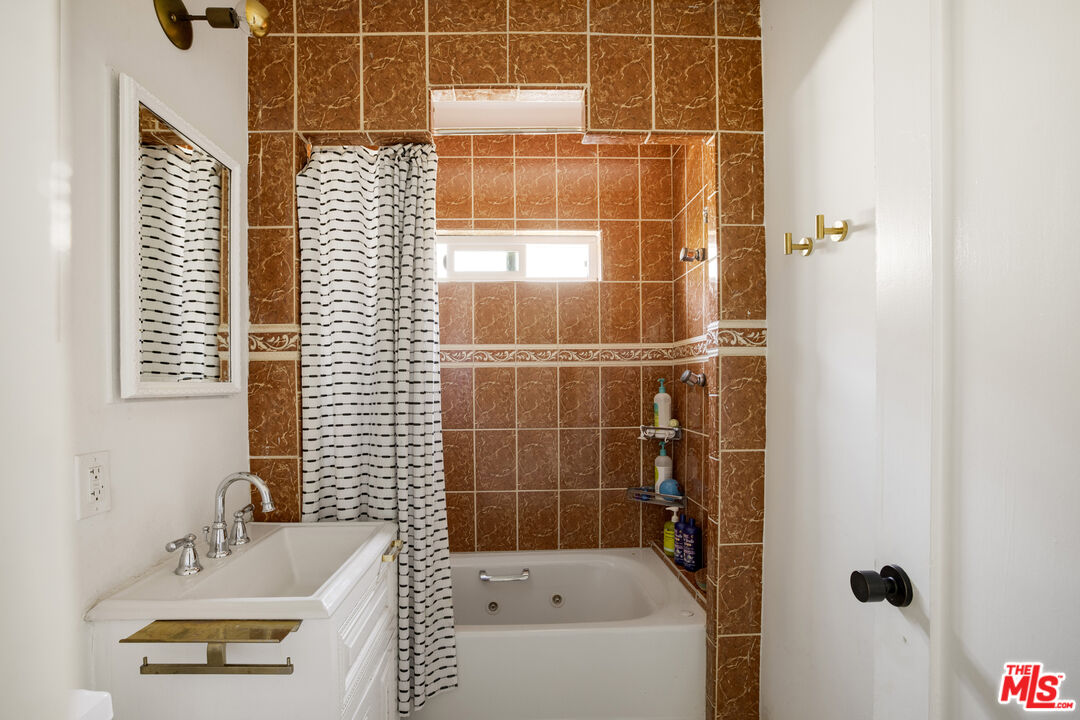 3911 Exposition Blvd