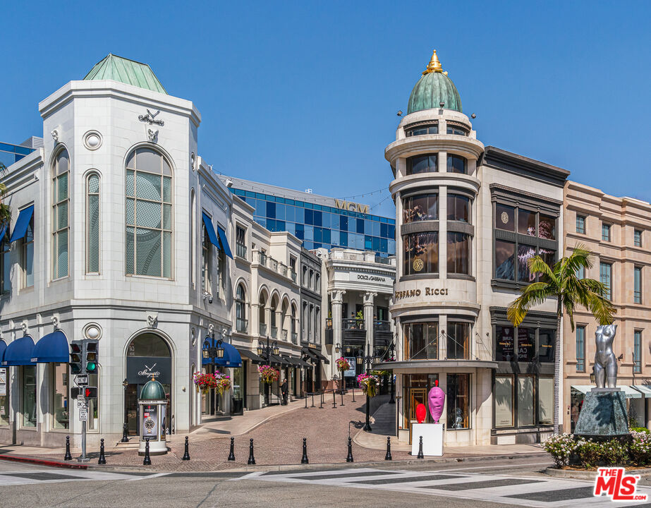 8535 W West Knoll Dr Unit: 208