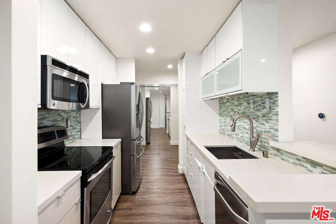 8535 W West Knoll Dr Unit: 208