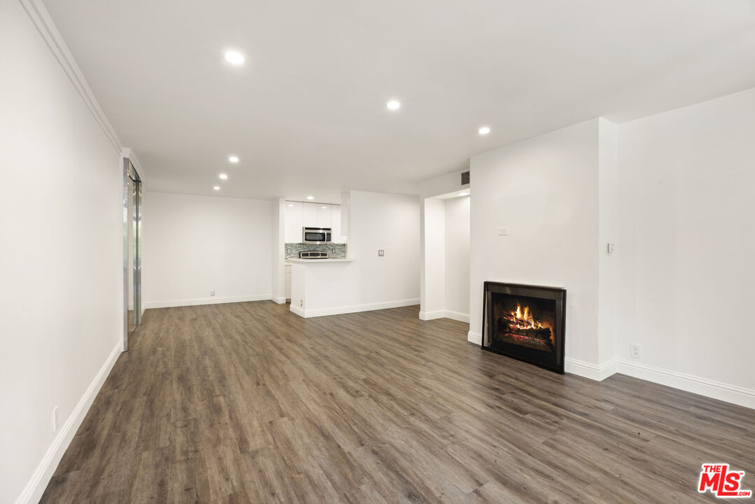 8535 W West Knoll Dr Unit: 208