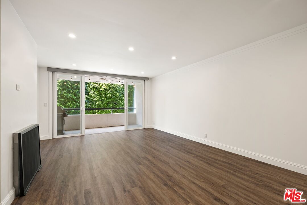 8535 W West Knoll Dr Unit: 208