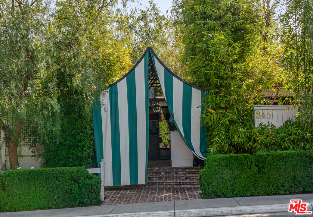 8535 W West Knoll Dr Unit: 208