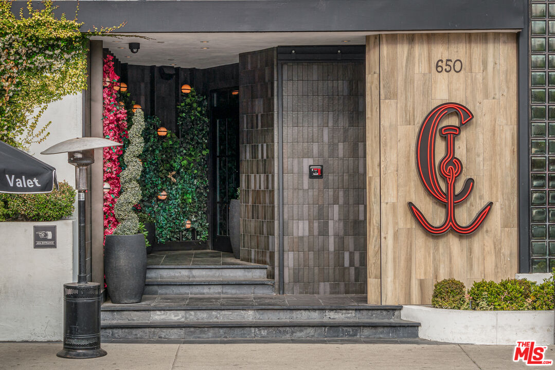 8535 W West Knoll Dr Unit: 208