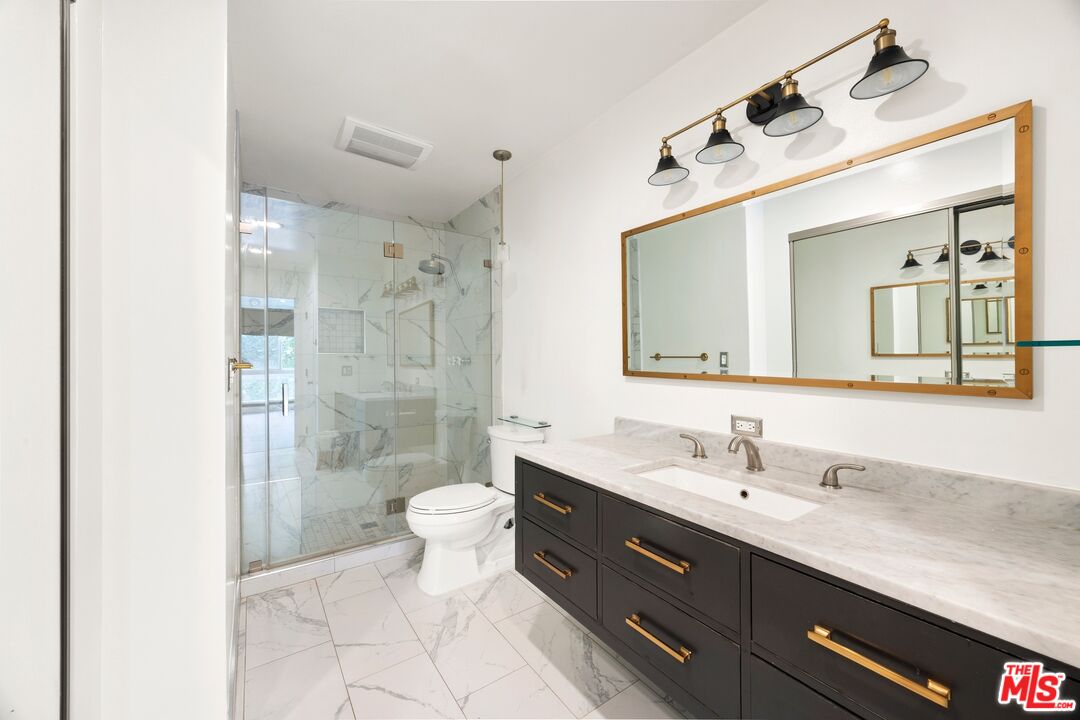 8535 W West Knoll Dr Unit: 208