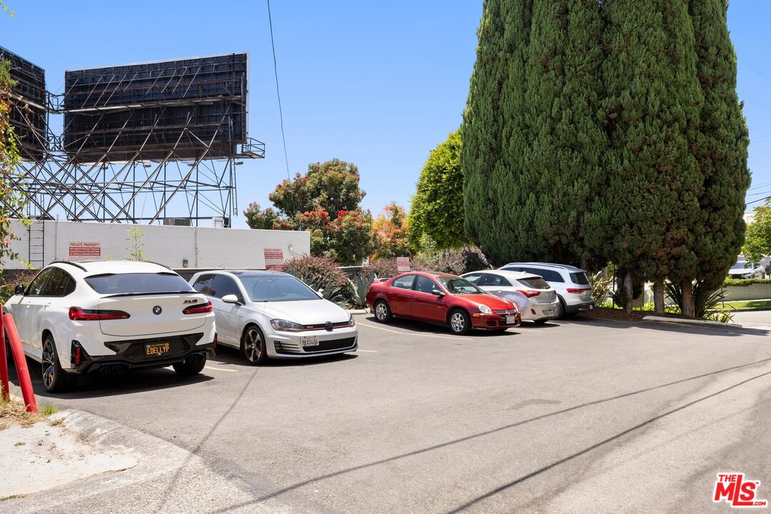 8535 W West Knoll Dr Unit: 208