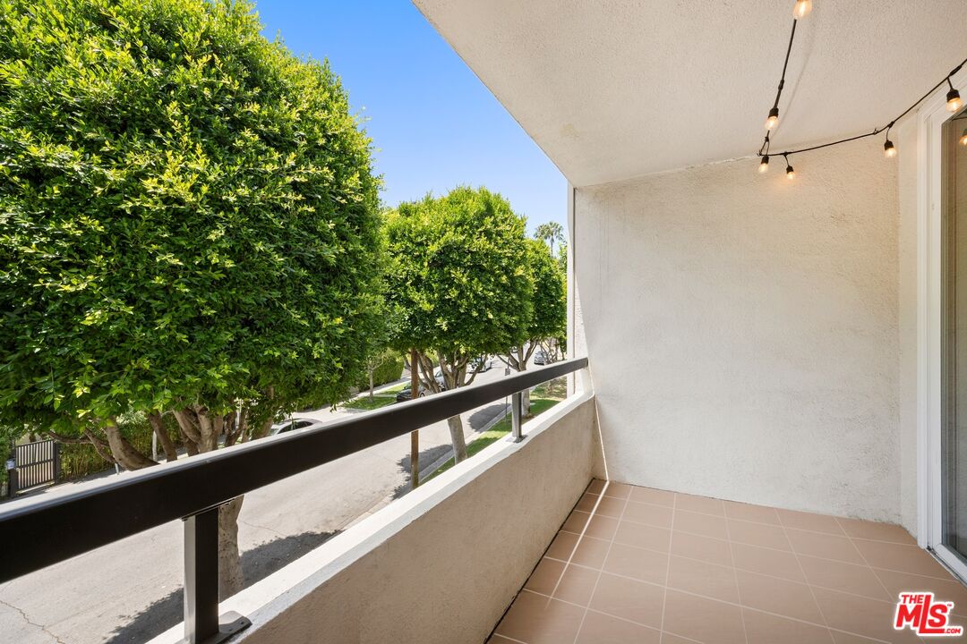 8535 W West Knoll Dr Unit: 208