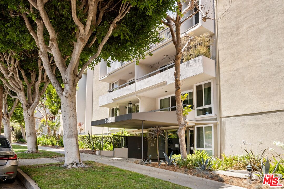 8535 W West Knoll Dr Unit: 208