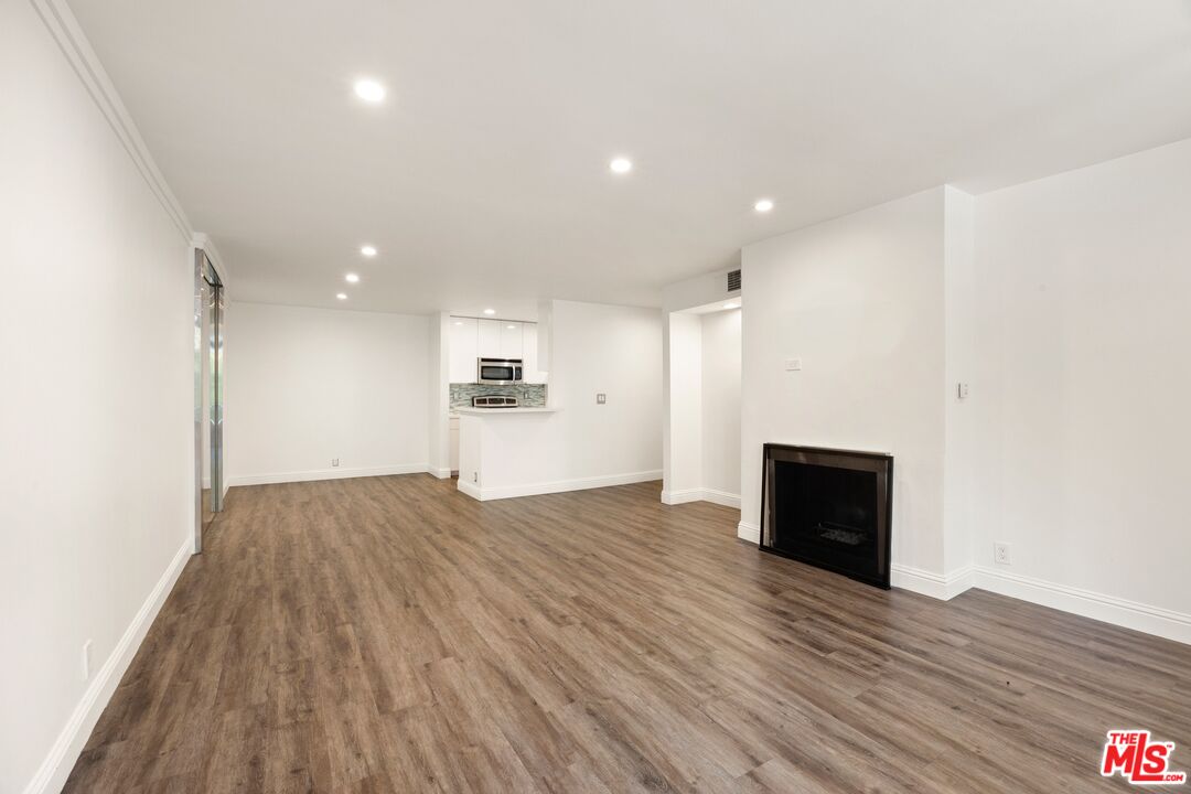 8535 W West Knoll Dr Unit: 208