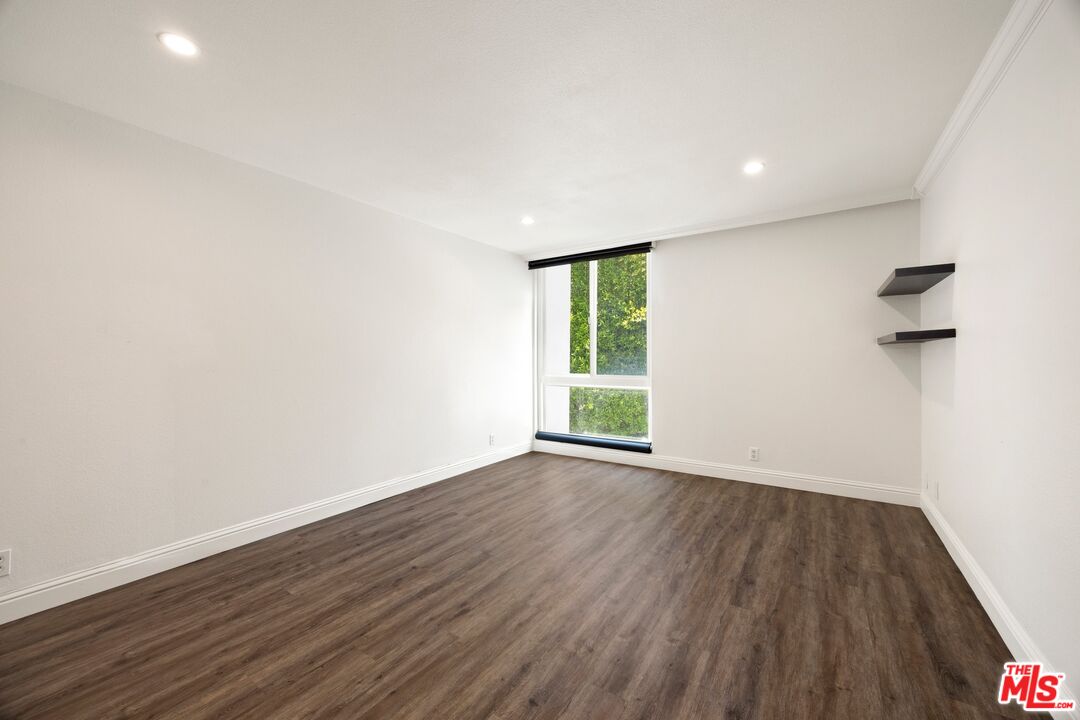 8535 W West Knoll Dr Unit: 208