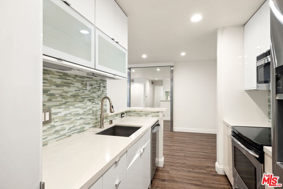 8535 W West Knoll Dr Unit: 208