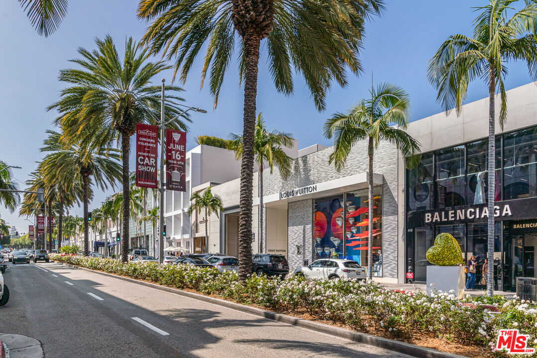 8535 W West Knoll Dr Unit: 208